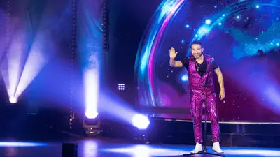 Felipe Avello: Bien vestido, bien recibido_backdropimg