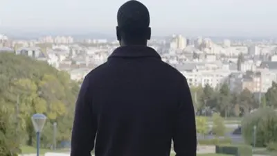 Juste un moment_backdropimg