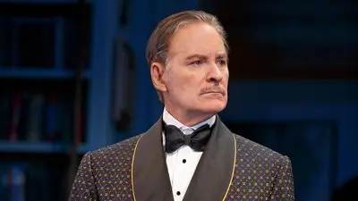 Noël Coward's Present Laughter_backdropimg