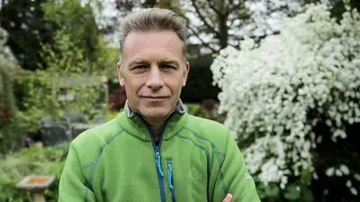 The British Garden: Life and Death on Your Lawn_backdropimg