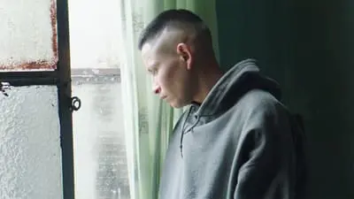 Un varón_backdropimg